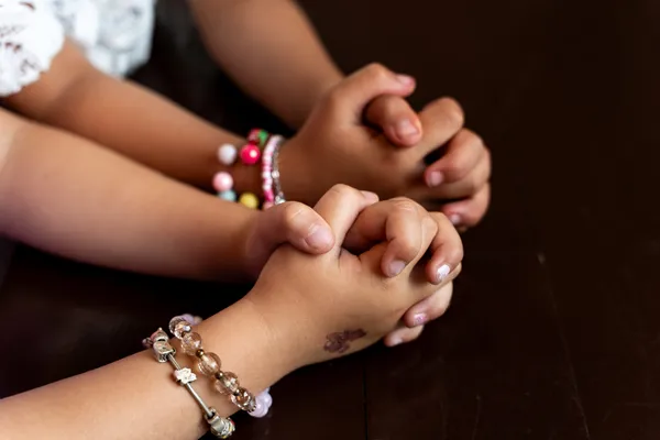 HR Ellen Frederique sep25-33 Biddende kinderhanden gevouwen op een tafel